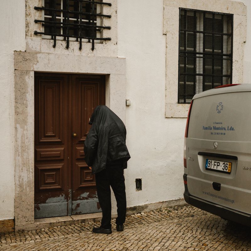 © Bárbara Monteiro - Funeral director on a rainy day