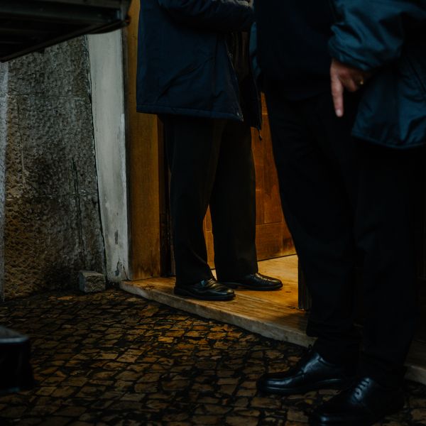 © Bárbara Monteiro - Funeral directors pointing down during a memorial service