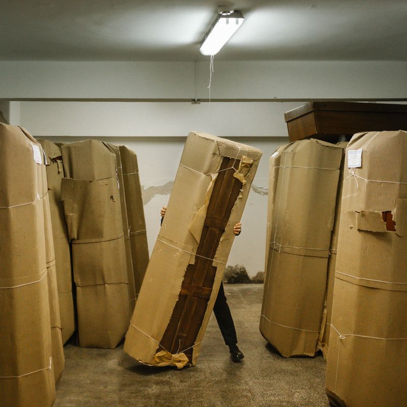 © Bárbara Monteiro - Funeral director “dancing” with a coffin