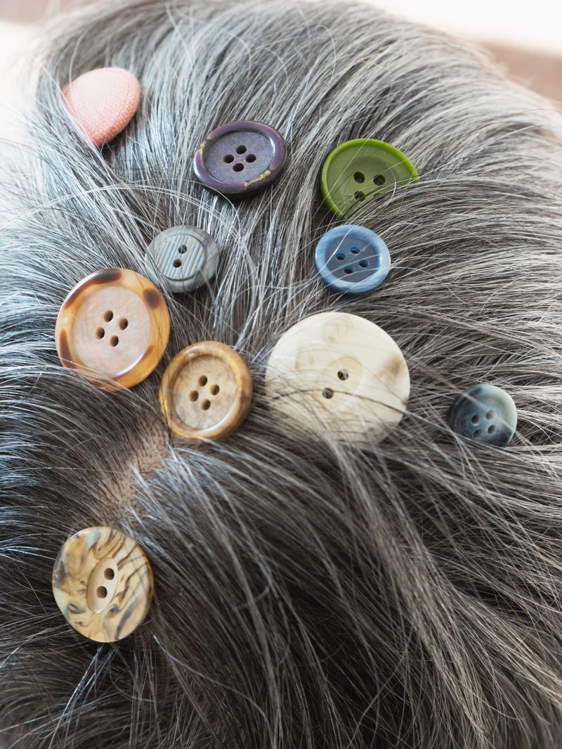 © Lisa Bertoldi - ©LisaBertoldi - Électrodes de boutons, (rosso di sera, bel tempo si spera), from Tenersi stretto, 2022