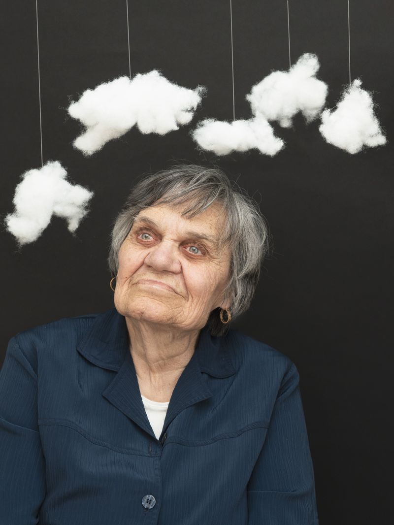 © Lisa Bertoldi - ©LisaBertoldi - Nonna a la tête dans les nuages parfois, (rosso di sera, bel tempo si spera), from Tenersi stretto, 2023