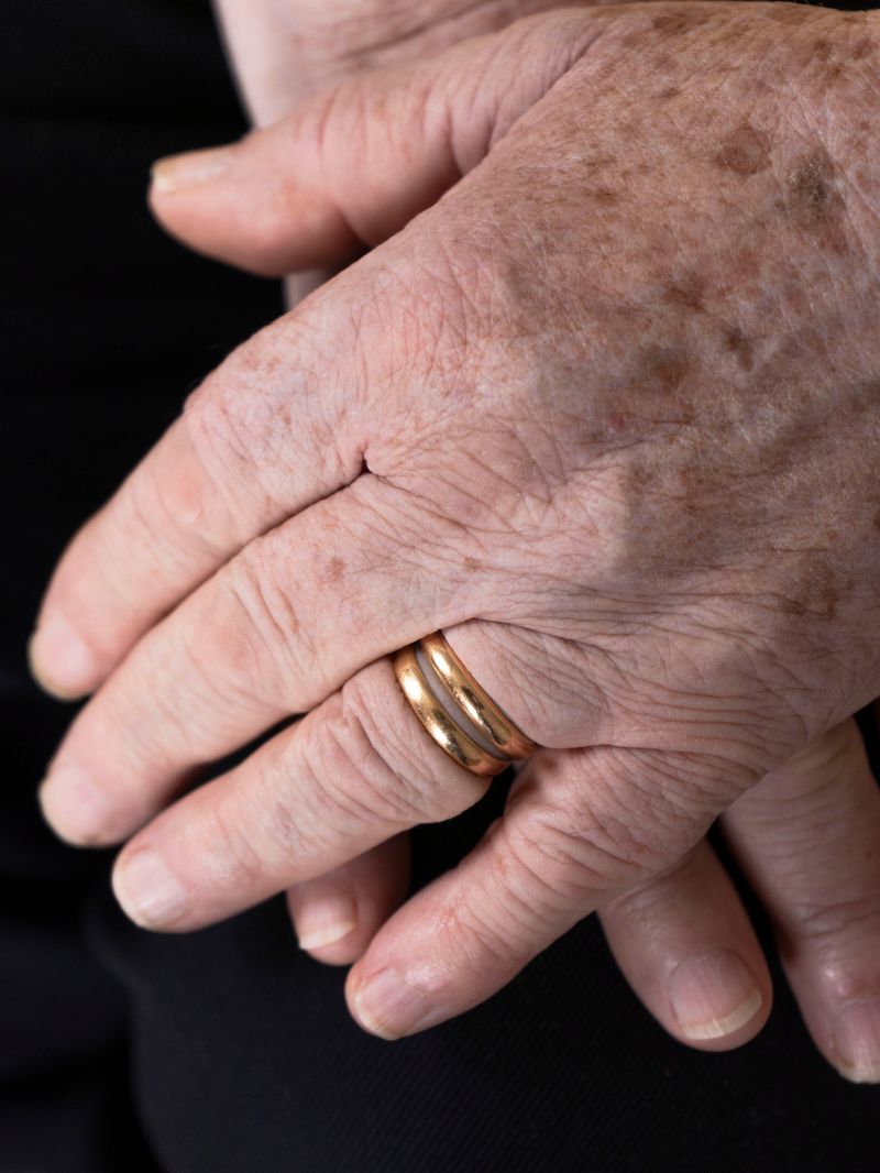 © Lisa Bertoldi - ©LisaBertoldi - Alliances, (rosso di sera, bel tempo si spera), from Tenersi stretto, 2024