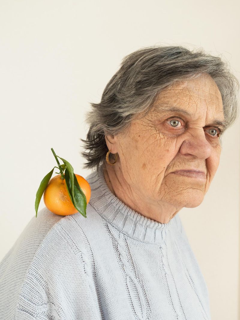 © Lisa Bertoldi - ©LisaBertoldi - Perruche, (rosso di sera, bel tempo si spera), from Tenersi stretto, 2022