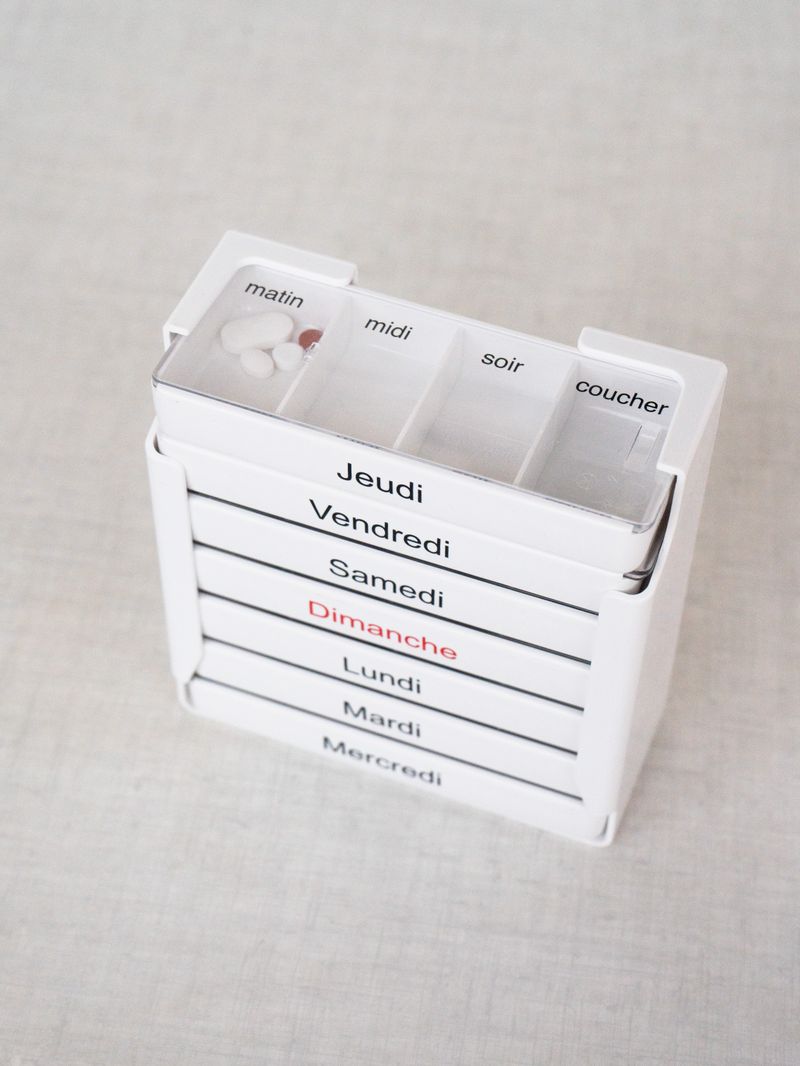 © Lisa Bertoldi - ©LisaBertoldi - Semainier, (rosso di sera, bel tempo si spera), from Tenersi stretto, 2023