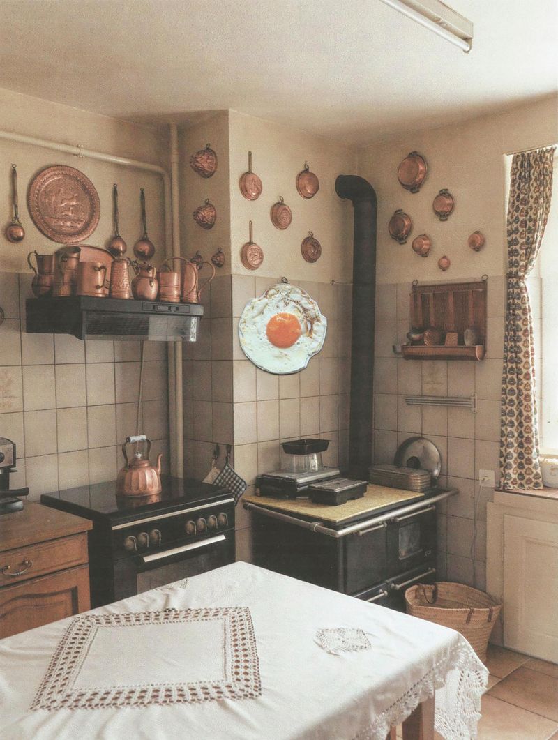 © Lisa Bertoldi - ©LisaBertoldi - Cuisine, (rosso di sera, bel tempo si spera), from Tenersi stretto, 2023