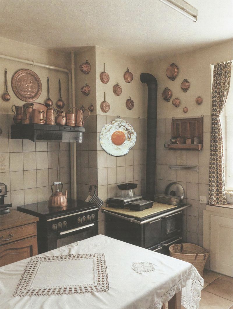 © Lisa Bertoldi - ©LisaBertoldi - Cuisine, (rosso di sera, bel tempo si spera), from Tenersi stretto, 2023