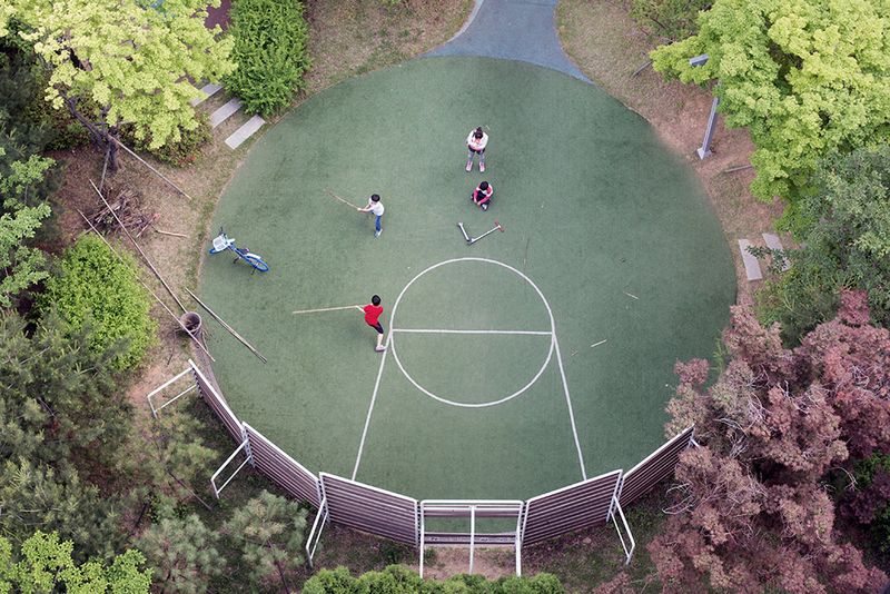© Filippo Venturi - Kids playing a courtyard, Seoul.