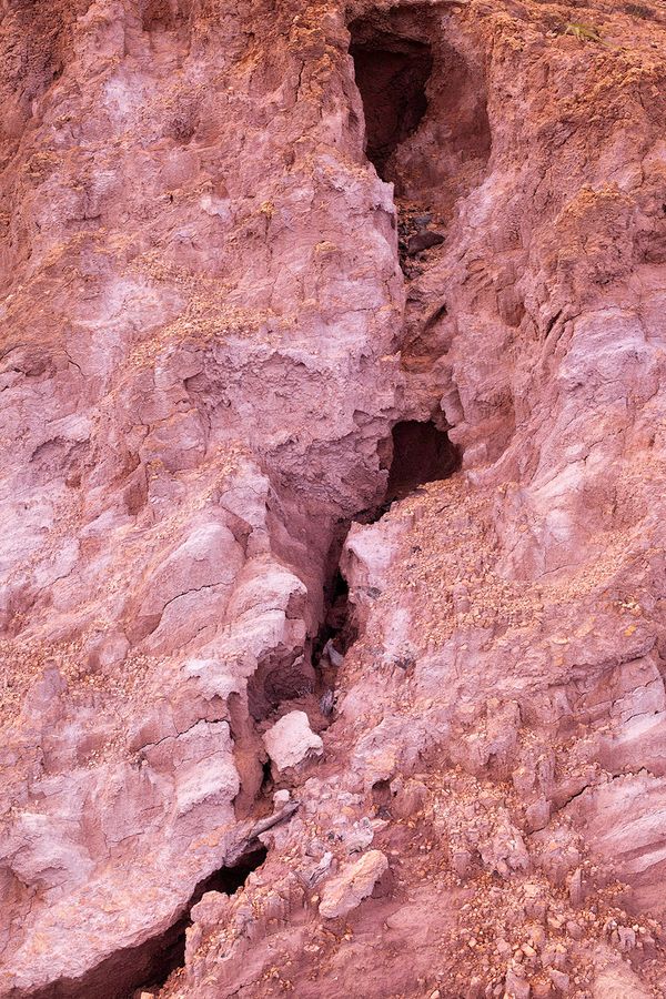 © elsa Kostic - Fractures, scars. The rock crumbles, it falls, to open up on golden reflections.