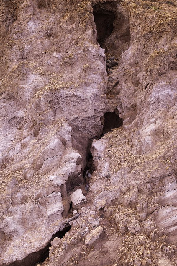 © elsa Kostic - Fractures, scars. The rock crumbles, it falls, to open up on golden reflections.