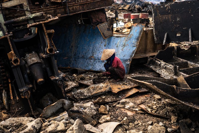 © Manolo Ty - A woman is working in a shipwreaking yard at Jakarta`s northern coast.