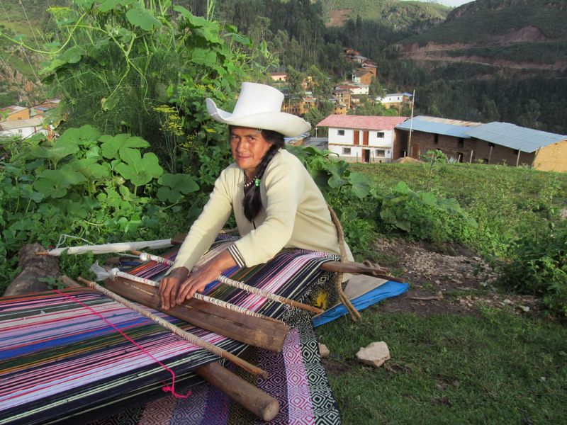 © Karina Orbegozo Lavado - Rosalinda y su telar