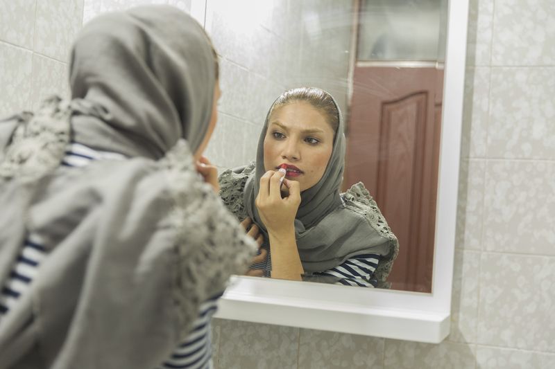 © Azadeh Besharati - Samira always likes to look beautiful.