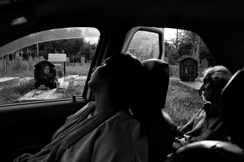 © Azadeh Besharati - Seeing Shima's gravestone reassures Shiva, although she can not hold back her tears every time she goes to the cemetery.