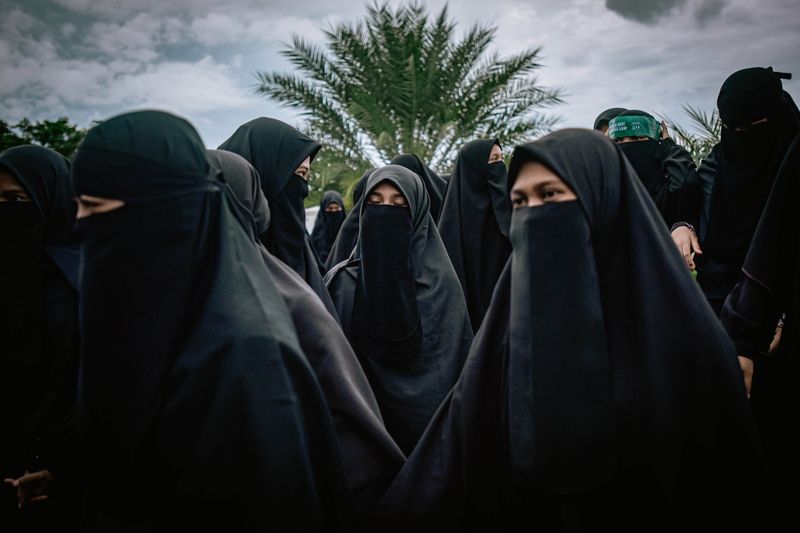 © Riska Munawarah - Veiled women take part in a boycott of French products during an anti-French demonstration in Aceh, 2020./RISKA MUNAWARAH
