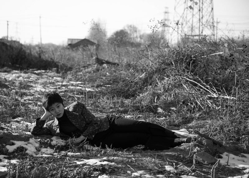 © Guligo Jia - I lie on the ground scattered with snow.