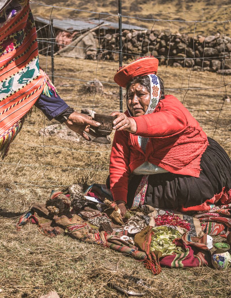 © Javier Gogna - Ofrenda. La copa se alza y las hojas se ofrecen. La tierra escucha.
