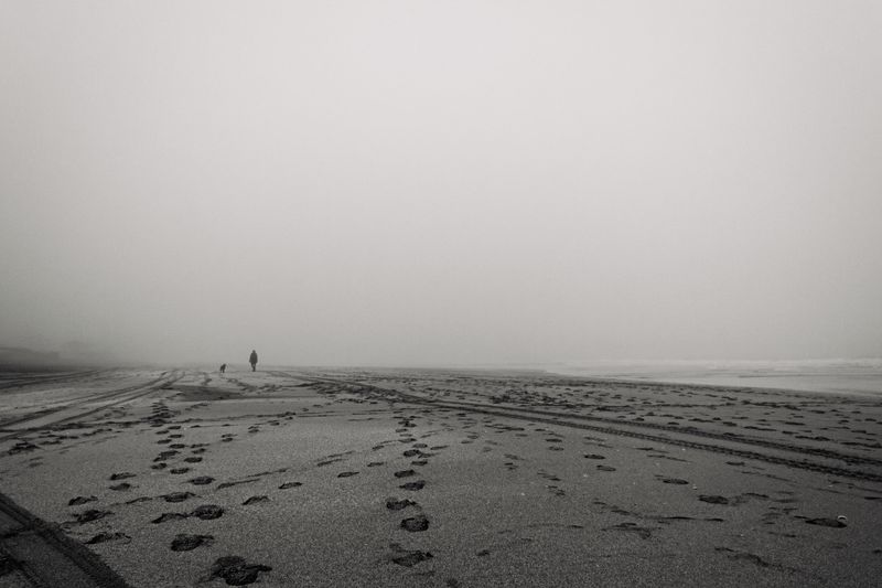 © Javier Gogna - TRACES The shared step persists in the sand.