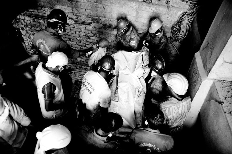 © Suvra Kanti Das - Rescuers carry the body of a victim of Rana Plaza building collapse at Savar, near Dhaka, Bangladesh.