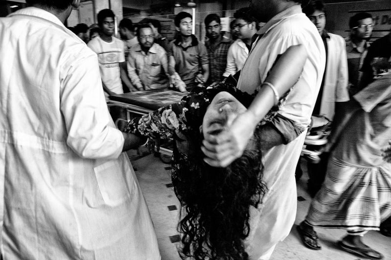 © Suvra Kanti Das - Doctor carry a worker found alive inside the rubble of Rana Plaza at Savar, near Dhaka, Bangladesh
