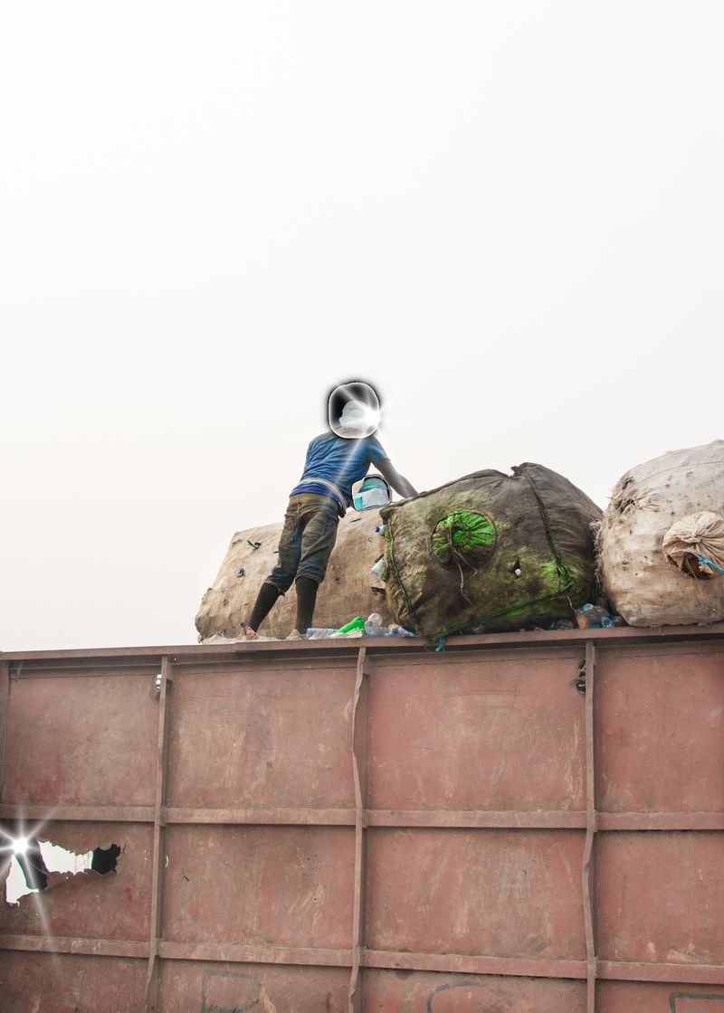 © Aàdesokan - Image from the WASTE IDENTITY: BOLA BOLA LIVING photography project