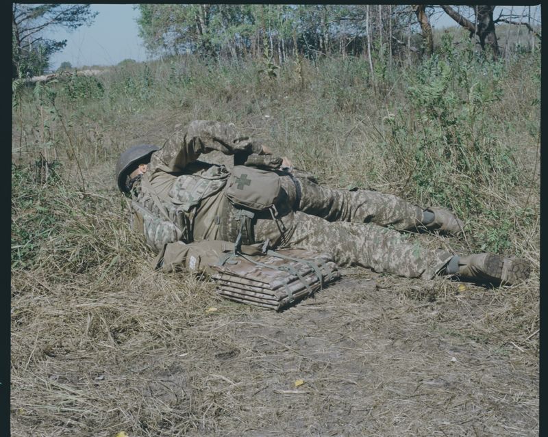 © lucile brizard - A soldier trains to apply a tourniquet during field exercises. Kupiansk, Kharkiv region, Ukraine, 2025