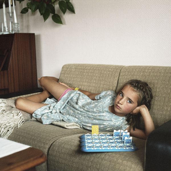 © Mirjam Stenevik - Mina is playing Guess Who at her grandparents' house.