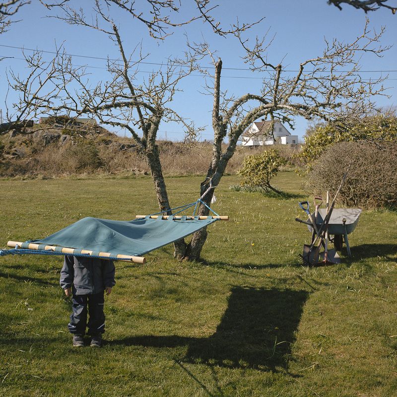 © Mirjam Stenevik - Liam and his siblings doesn’t attend kindergarten, here they are playing hide and seek.