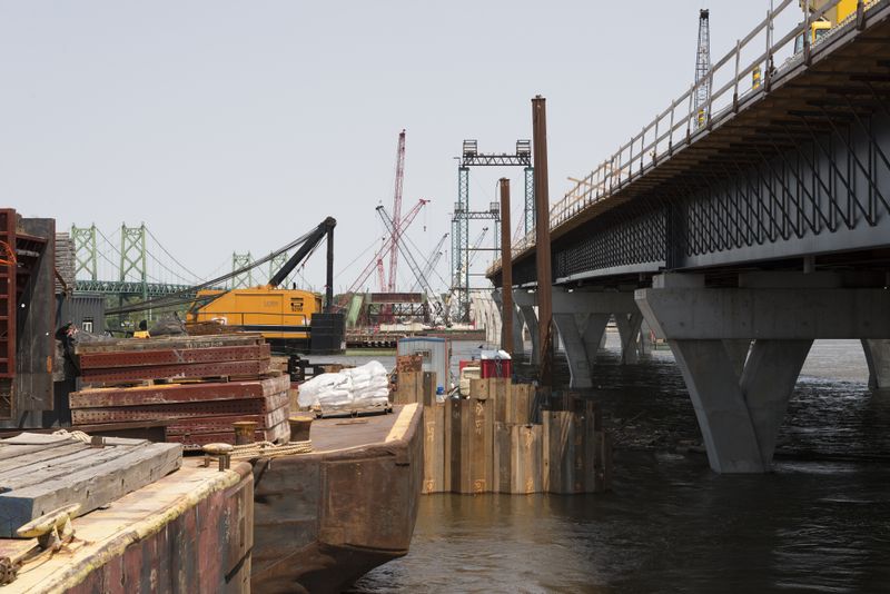 © Juliette Angotti - Construction and flood, Mississippi, IL