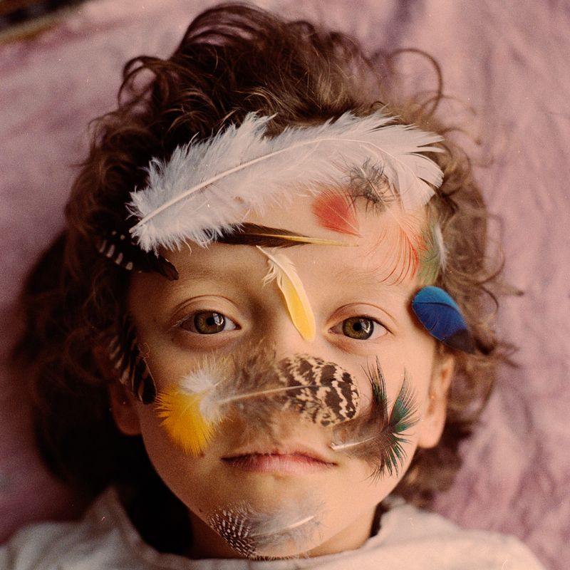 © María García - Playing with the collection of feathers.