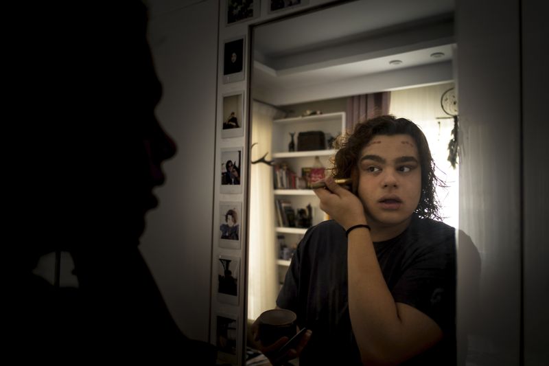 © URA ITURRALDE - Arvinadnadi puts on make up when she goes out.