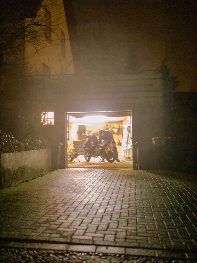 © Lea Franke - "Lars fixes his scooter with which he visits Ronja regularly"