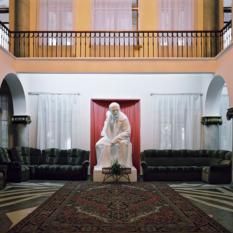 © Anne Leroy - Statue of Lenin in the entrance of a reputed sanatorium in Gagra. Gagra, Abkhazia, Georgia - 10/2015