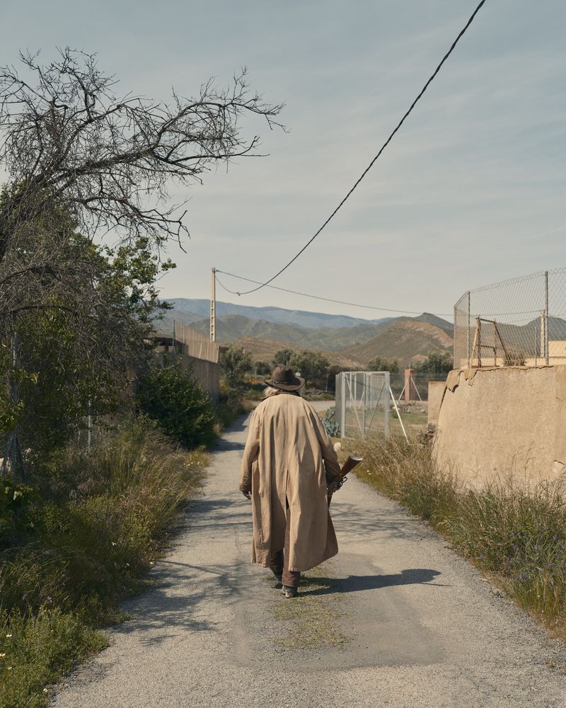 © Andrea Pugiotto - John, actor and stuntman wanders nearby his Sweetwater Ranch.