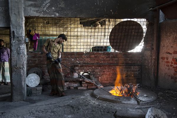 © Valerie Leonard - FIRE TAMER. The first step for the production of aluminium kitchen utensils: Cast metal.