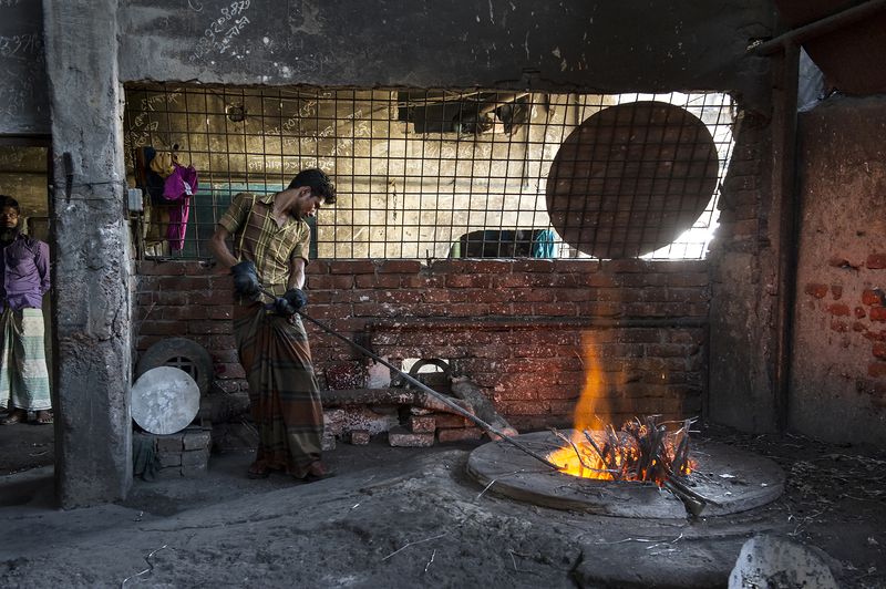 © Valerie Leonard - FIRE TAMER. The first step for the production of aluminium kitchen utensils: Cast metal.