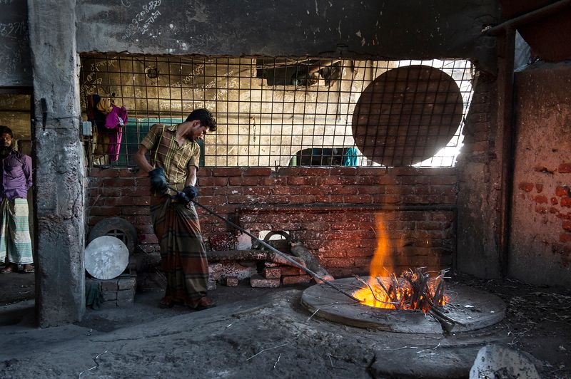 © Valerie Leonard - FIRE TAMER. The first step for the production of aluminium kitchen utensils: Cast metal.