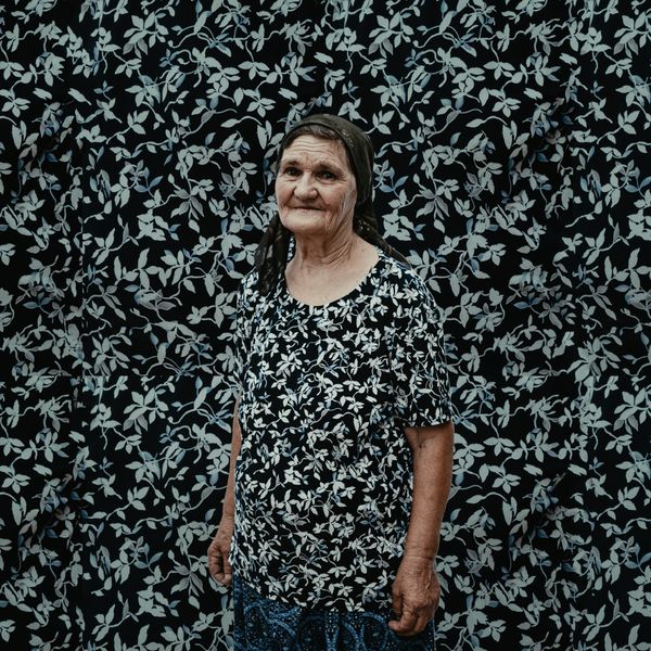 © Felicia Simion - Image from the Les femmes aux fleurs photography project