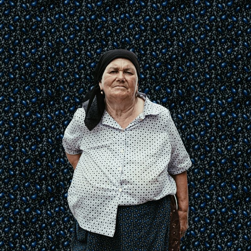 © Felicia Simion - Image from the Les femmes aux fleurs photography project