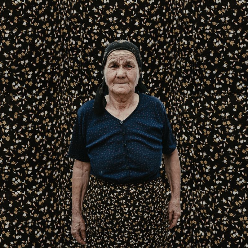 © Felicia Simion - Image from the Les femmes aux fleurs photography project