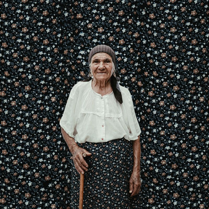 © Felicia Simion - Image from the Les femmes aux fleurs photography project