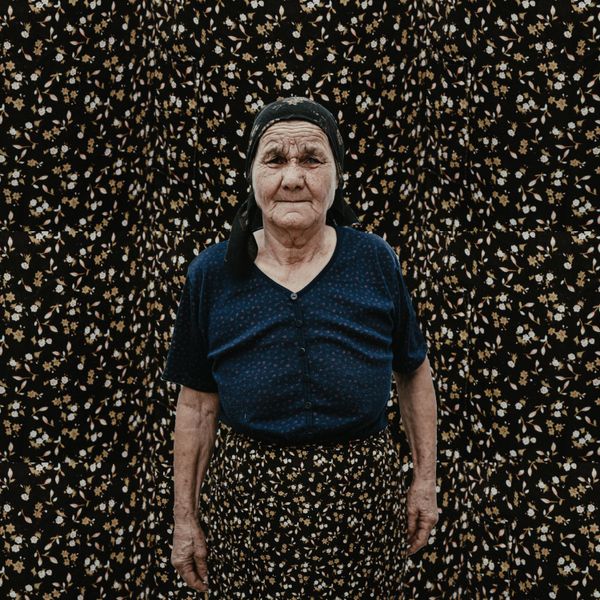 © Felicia Simion - Image from the Les femmes aux fleurs photography project