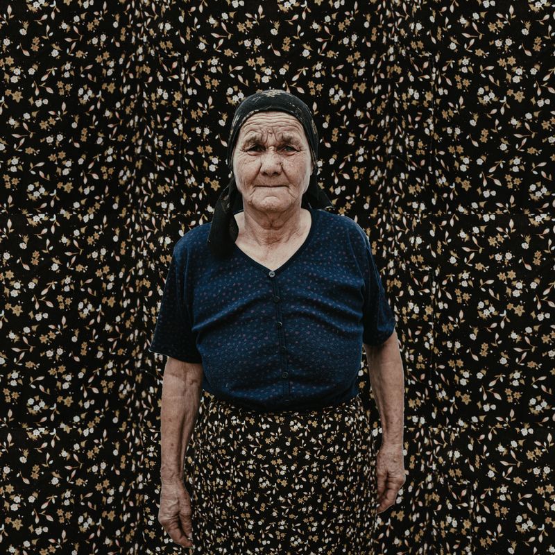 © Felicia Simion - Image from the Les femmes aux fleurs photography project