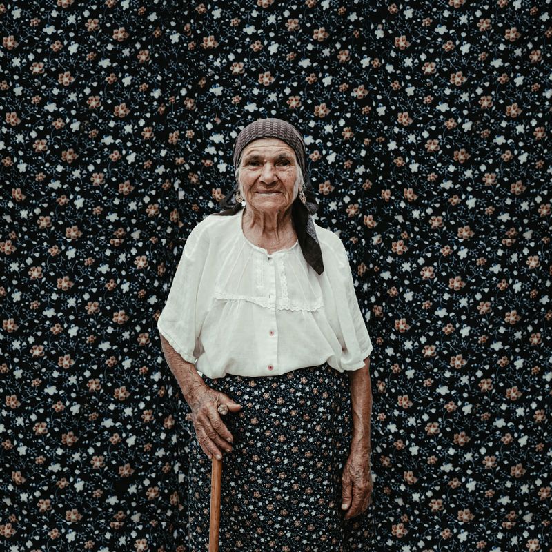 © Felicia Simion - Image from the Les femmes aux fleurs photography project