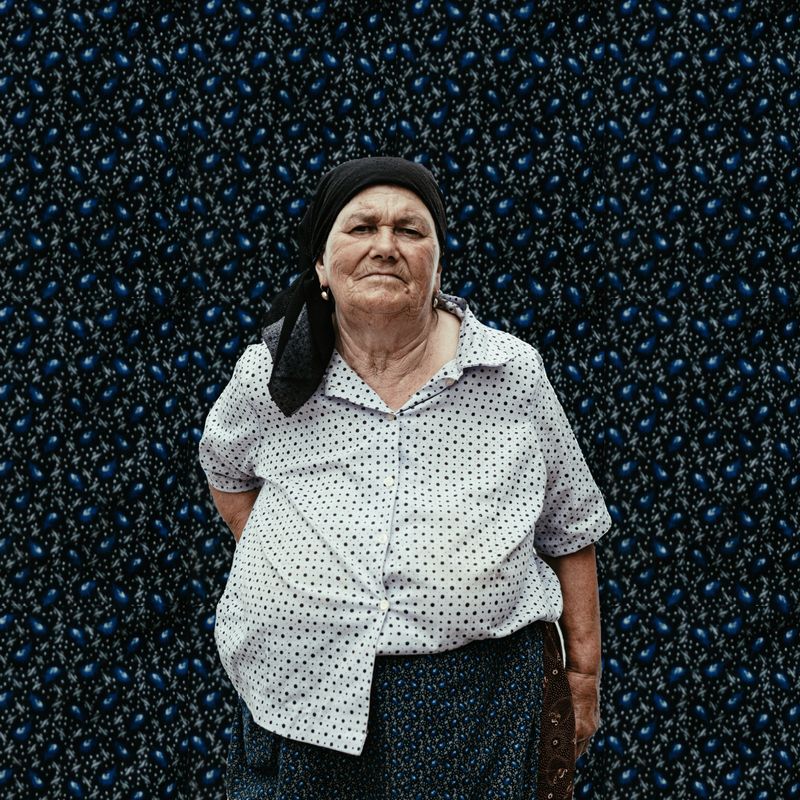 © Felicia Simion - Image from the Les femmes aux fleurs photography project