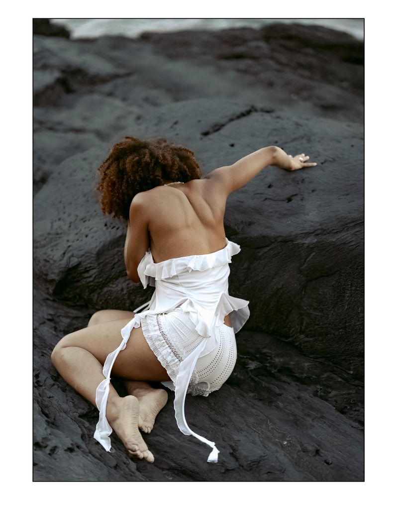 © Sabine Ostinvil - The body in dialogue with the Earth; neither yielding nor resisting.