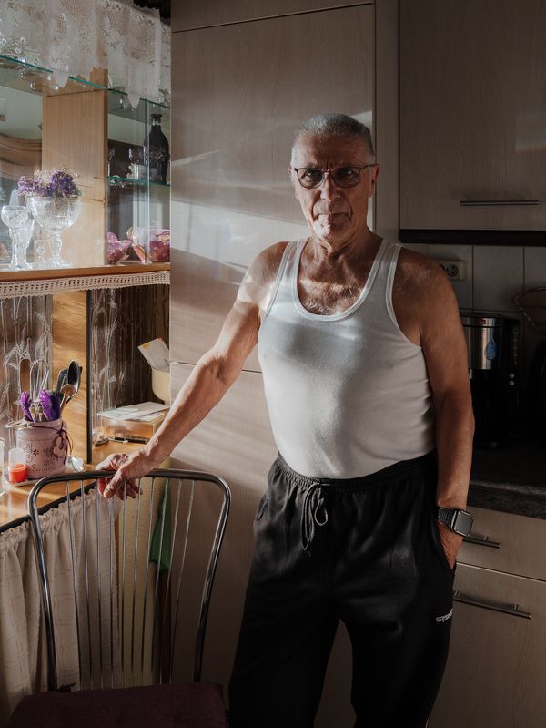 © Antonia Leicht - Hoyerswerda, Dec. 2025, Erich at the pass-through in his apartment in Residential Complex IX.
