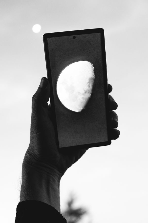 © Nadia Ettwein - Moon selfie, 2024.