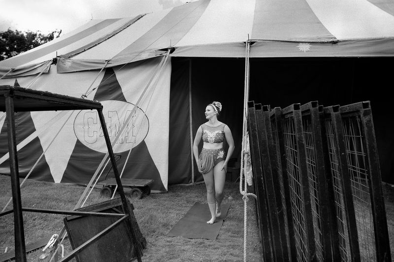 © Lieh Sugai - Trapeze artist Miss Simone backstage.