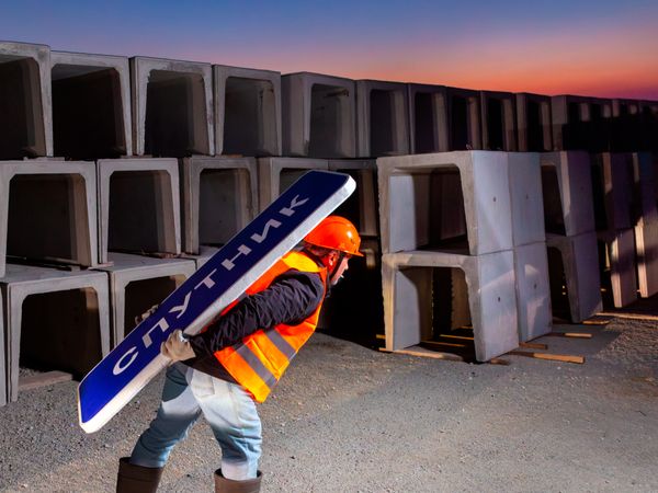 © Vadim Martynenko - A worker carrying a road sign for Sputnik, a city that doesn't exist