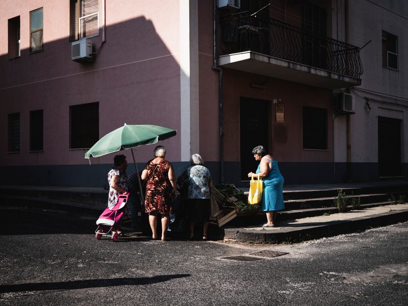 © Sebastian Wells - Older woman meet on the market. Augusta, August, 2019.
